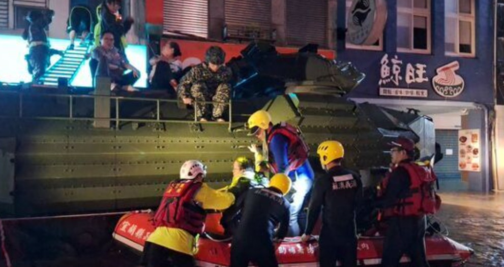 宜蘭下起暴雨，蘇澳災情慘重。軍方、警消聯手救援受困民眾。 圖：蘇澳鎮公所提供