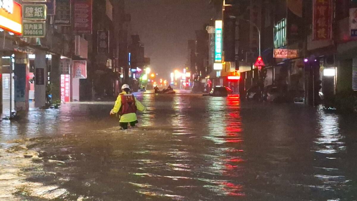 鳳凰颱風加上東北季風共伴效應，宜蘭蘇澳昨日降下超大豪雨，出現嚴重淹水災情。 圖：擷取自蘇澳鎮公所