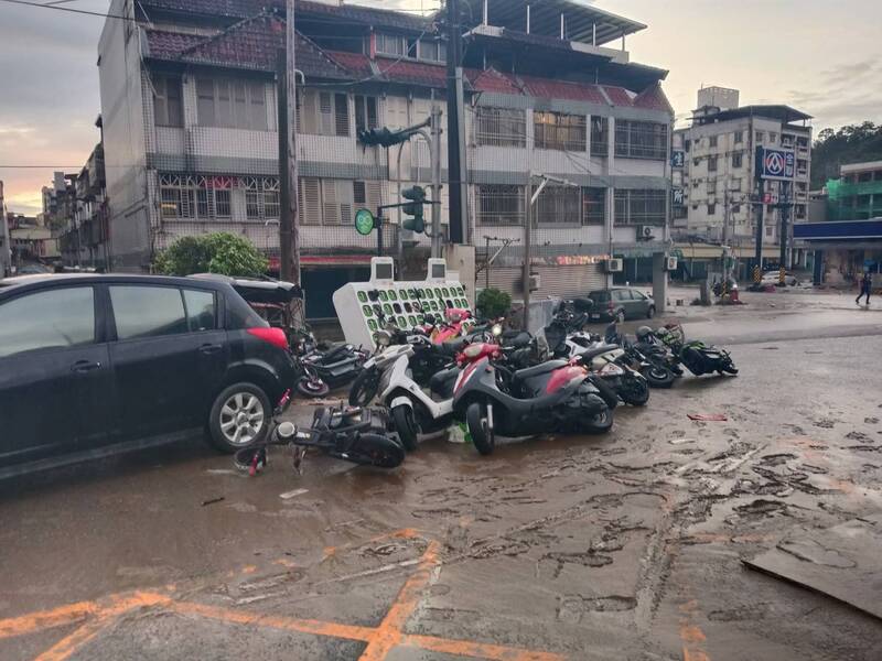 蘇澳積水退去後，今日太陽露臉，街道滿是泥濘。 圖：翻攝自宜蘭知識＋