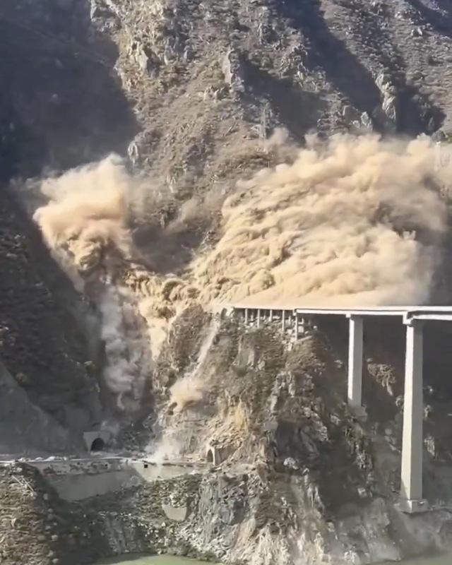 今年才通車的四川「紅旗大橋」竟突然坍塌。 圖：翻攝自 X
