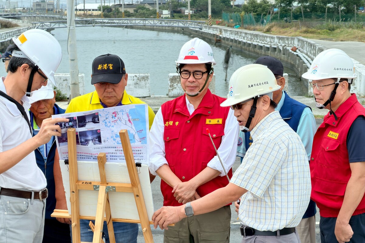 陳其邁(中)視察永安北溝排水系統，聽取水利局簡報。 圖：高雄市政府/提供