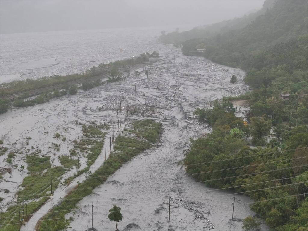 受颱風外圍環流及東北季風影響，花蓮馬太鞍溪水暴漲，從左岸無堤防處沖入萬榮鄉明利村，12日仍有間歇性雨勢，村民發現水量有增加趨勢。（民眾提供）中央社記者張祈傳真　114年11月12日