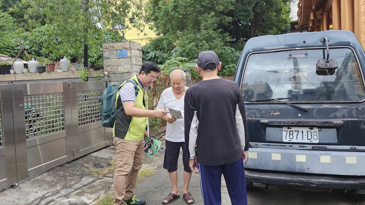 薛兆基(左)徒步拜訪左營民眾。 圖：薛兆基競選總部/提供
