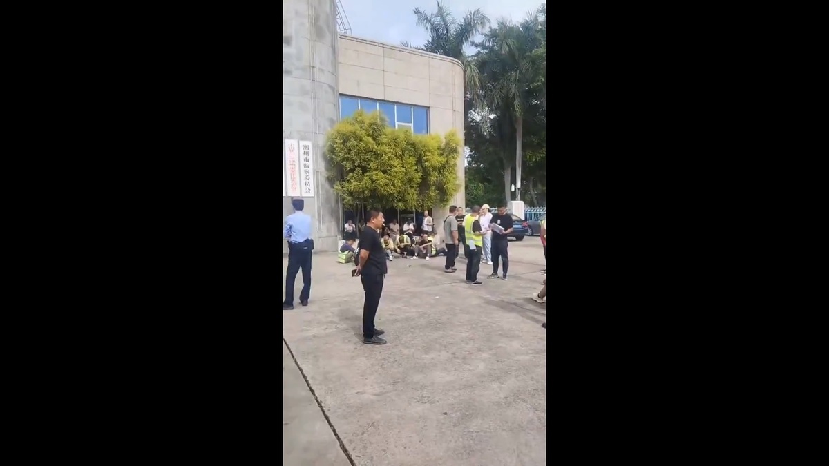 隨著中國經濟環境不斷惡化，越來越多企業無法正常營利，各地也頻繁傳出欠薪、討薪的消息。圖為在潮州市政府門口抗議討薪的民眾。 圖：擷取自 @whyyoutouzhele X 分享影片