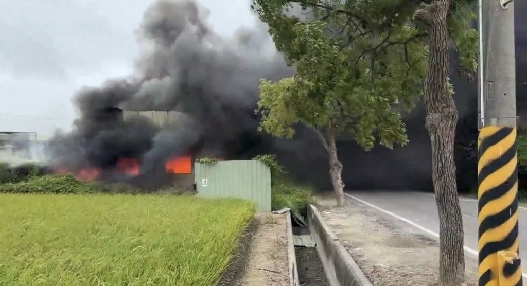 台南市新營區某處囤放報廢車輛廠區12日發生火警，火勢半小時內撲滅，無人傷亡。（台南市消防局提供）中央社記者張榮祥台南傳真　114年11月12日