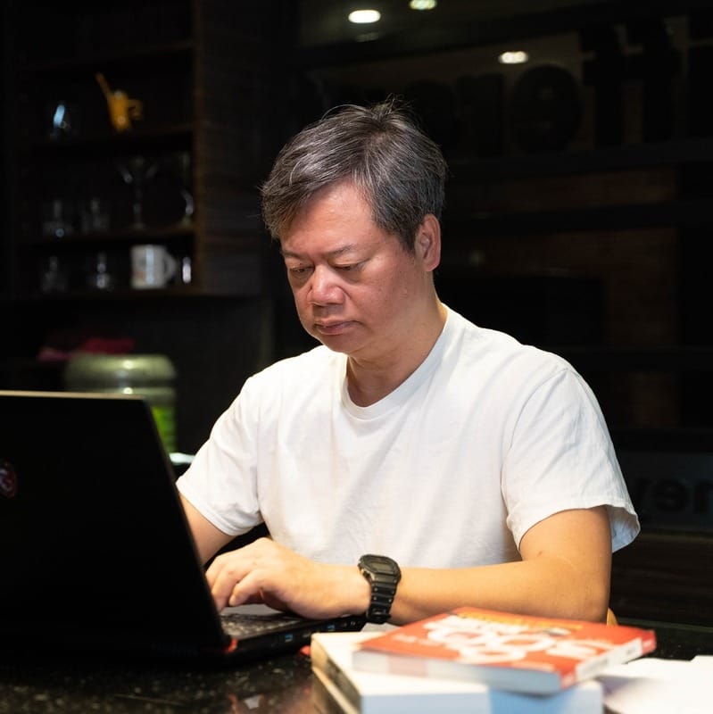 陳重銘自曝遭熟人詐騙40萬，感嘆太信任人釀禍，警示年輕人貪圖高利終失本金。 圖：翻攝自「不敗教主 陳重銘」 臉書專頁
