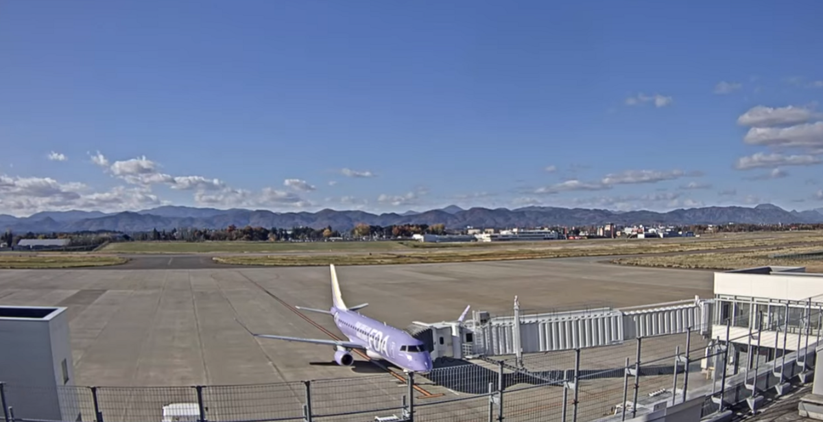 下午岩手縣花卷機場停機坪有一隻熊出闖入機場停車場附近區域，隨後機場關閉跑道。 圖：取自「 いわて花巻空港」YouTube直播