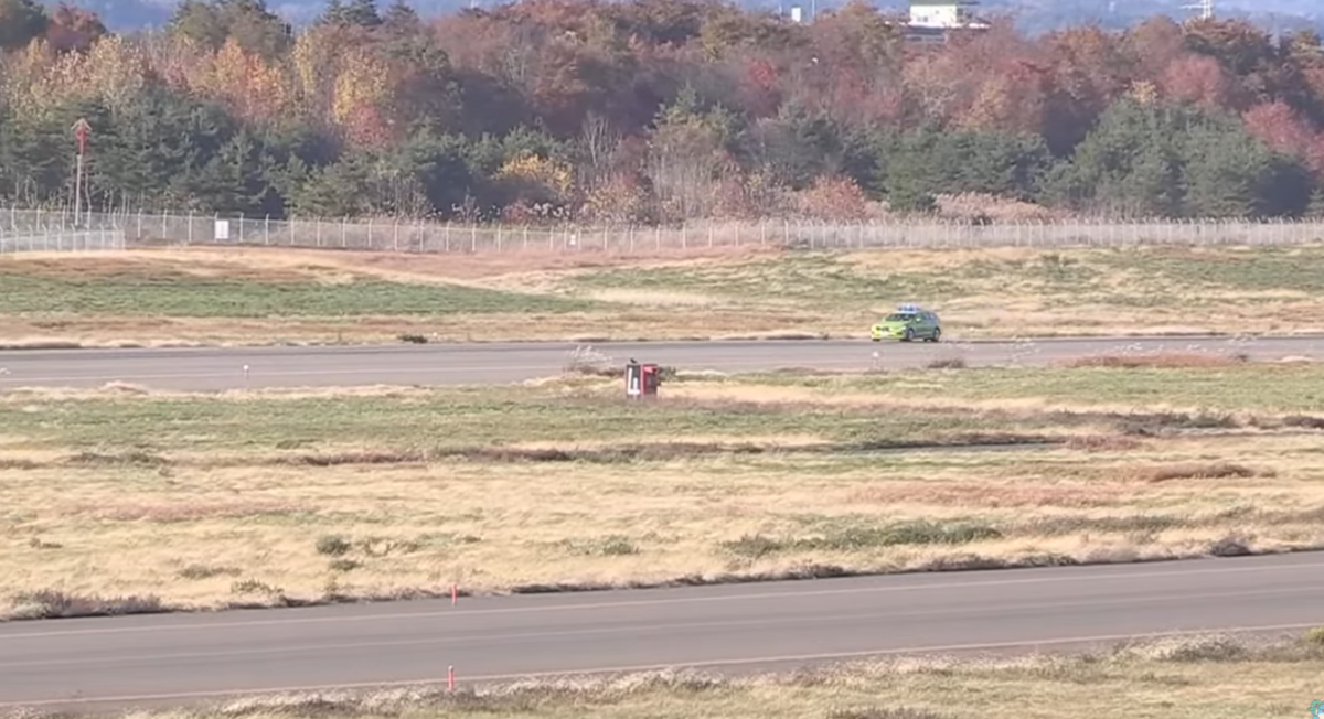 警方確認安全後，跑道於下午2時30分重開，飛機恢復起降，但仍然沒有找到那隻熊。 圖：取自「 いわて花巻空港」YouTube直播