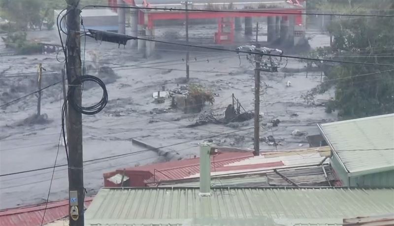 馬太鞍溪大水淹沒花蓮明利村。 圖：翻攝畫面
