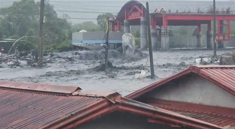 馬太鞍溪水不斷從左岸北端流進明利村。 圖：翻攝畫面