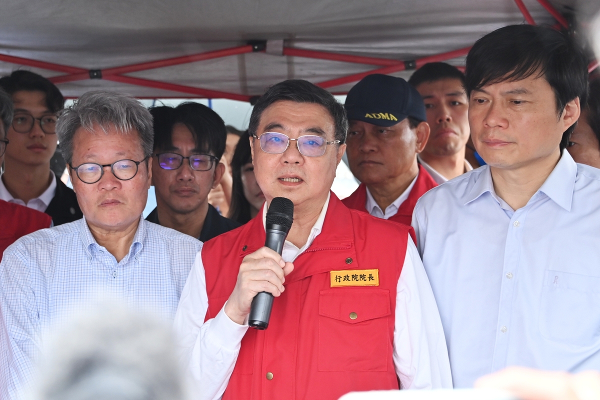 行政院長卓榮泰今（12）日視察蘇澳溪分洪工程。 圖：行政院提供