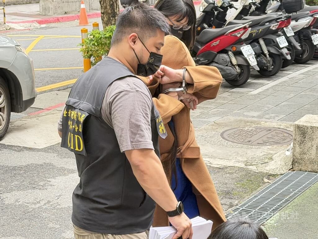 檢警偵辦詐騙集團以假投資等方式詐取18名被害人逾新台幣9億元，知名餐飲總公司蔡姓女負責人（咖啡色外套者）涉案遭拘提，12日移送台北地檢署複訊。中央社記者劉世怡攝　114年11月12日
