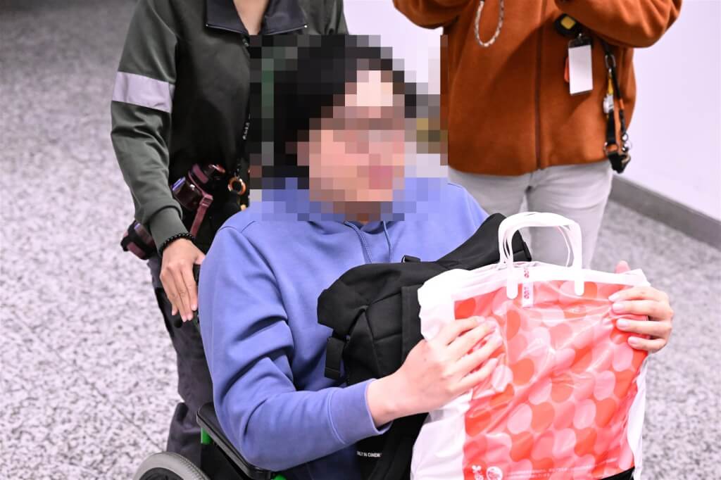 網傳不實訊息稱「法國BBC報導台灣捐贈80億歐元巨資交換演講」。涉嫌發文的陳姓男子（圖）12日搭機返台，強調是轉發，認為「這是一個反串文，有犯什麼法」。中央社記者吳睿騏桃園機場攝　114年11月12日
