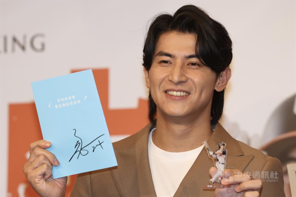 中華職棒統一7-ELEVEn獅隊球星陳傑憲出版首部著作「突破極限的信念」，12日下午在台北晶華酒店舉行新書發表會，圖為陳傑憲現場展示新版簽名。中央社記者吳家昇攝　114年11月12日