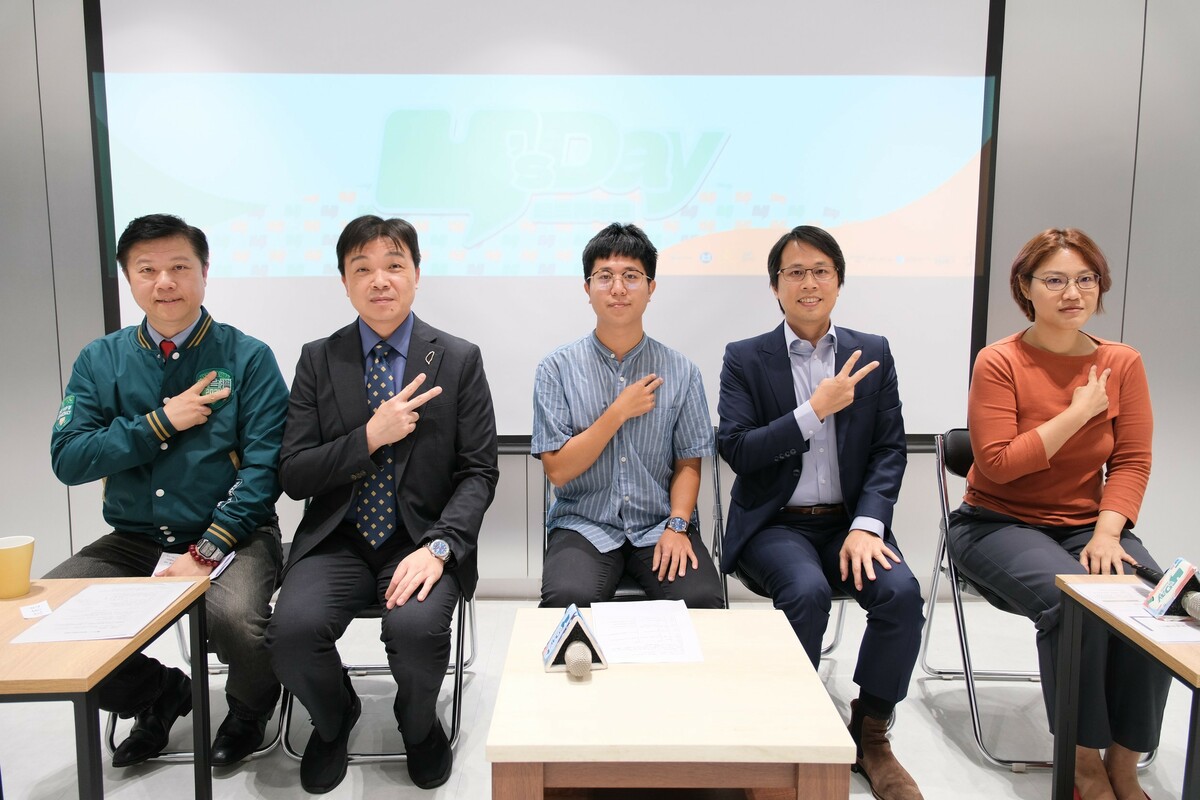 Y’s Day「週三青年日」13日舉辦第130場「九二共識有共識嗎？九二共識的前世與今生」。舞台上由左到右依序為吳峻鋕、沈有忠、張育萌、黎寶文、郭玫岑。 圖：Y’s Day「週三青年日」提供