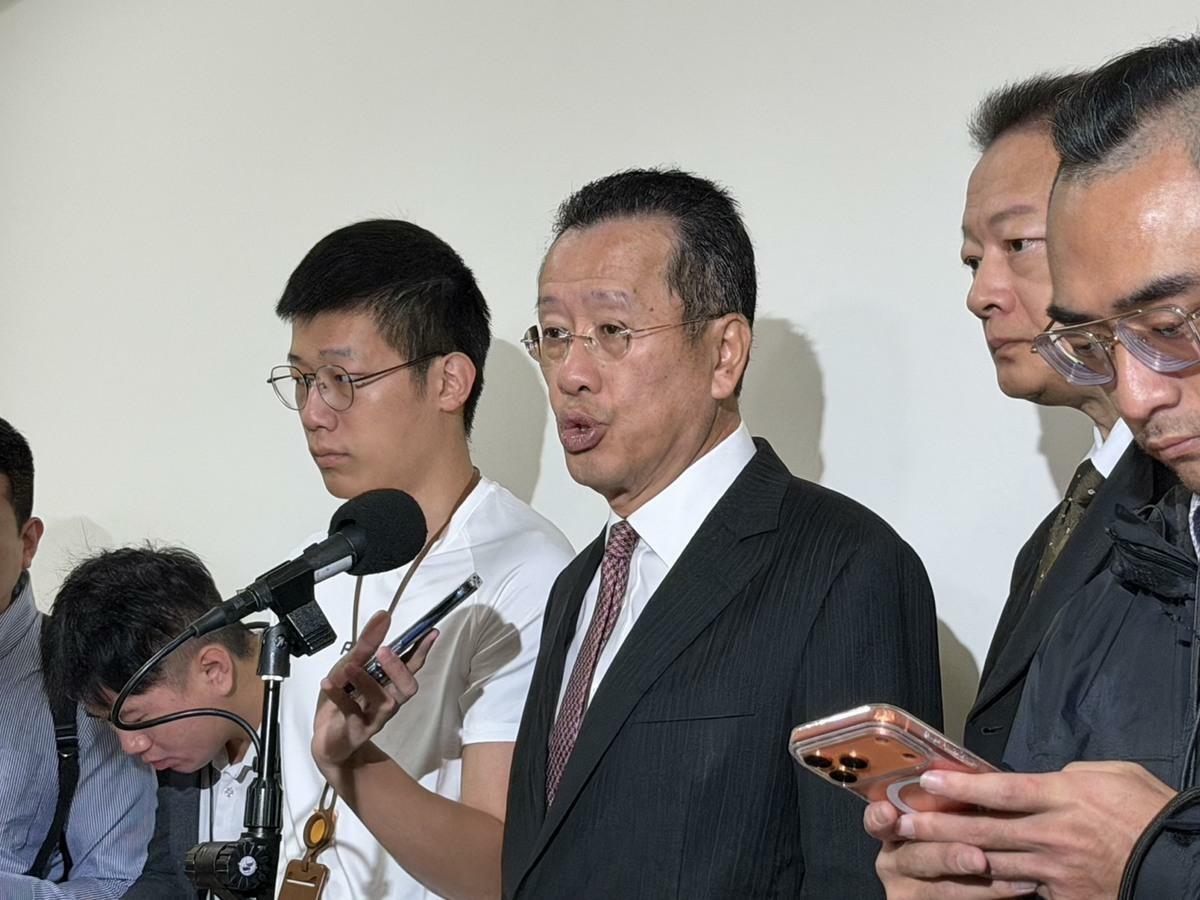 國防部長顧立雄今日受訪挺官兵救災，強調壓壞車不追責，國防部將依法補償。 圖：金大鈞／攝