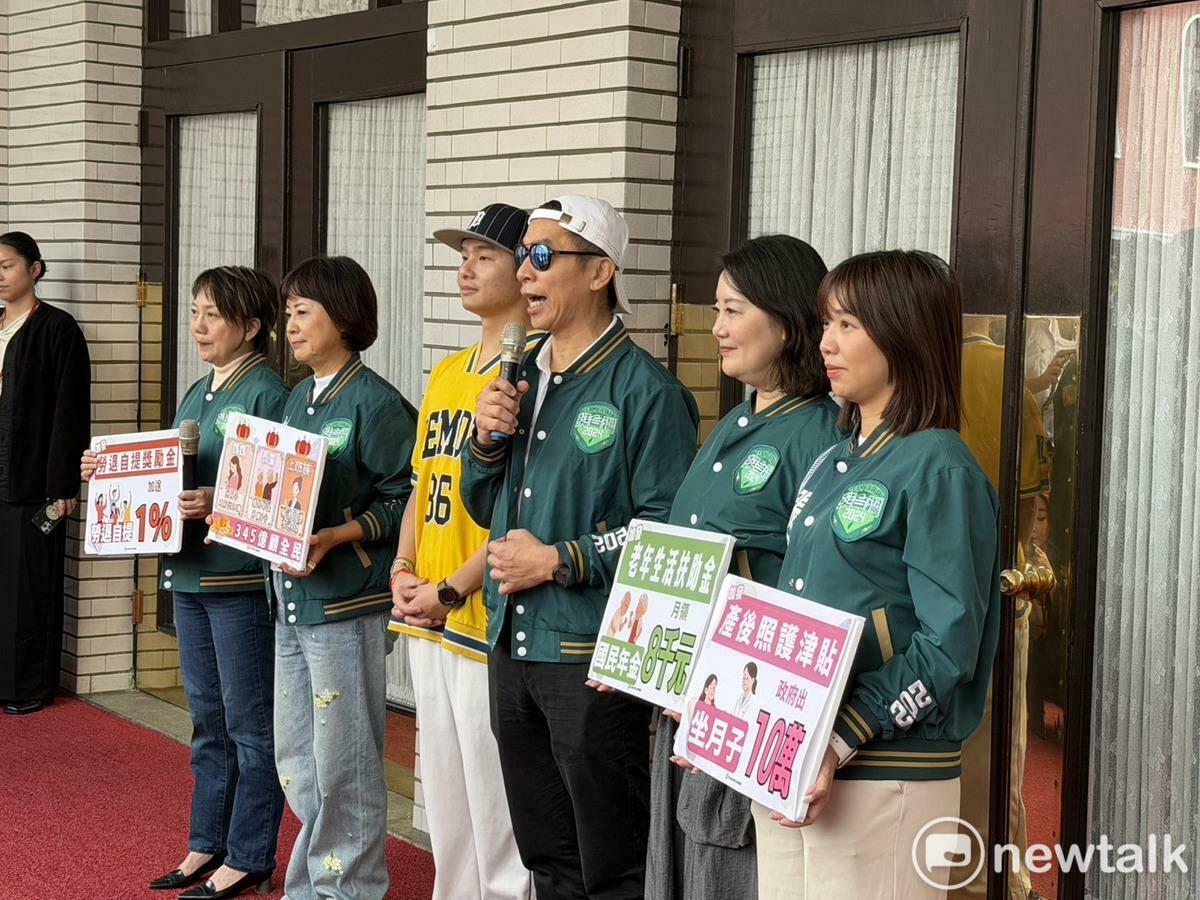 民進黨團為了宣傳345億暫行條例，今日於議場前召開記者會熱舞。 圖：金大鈞/攝
