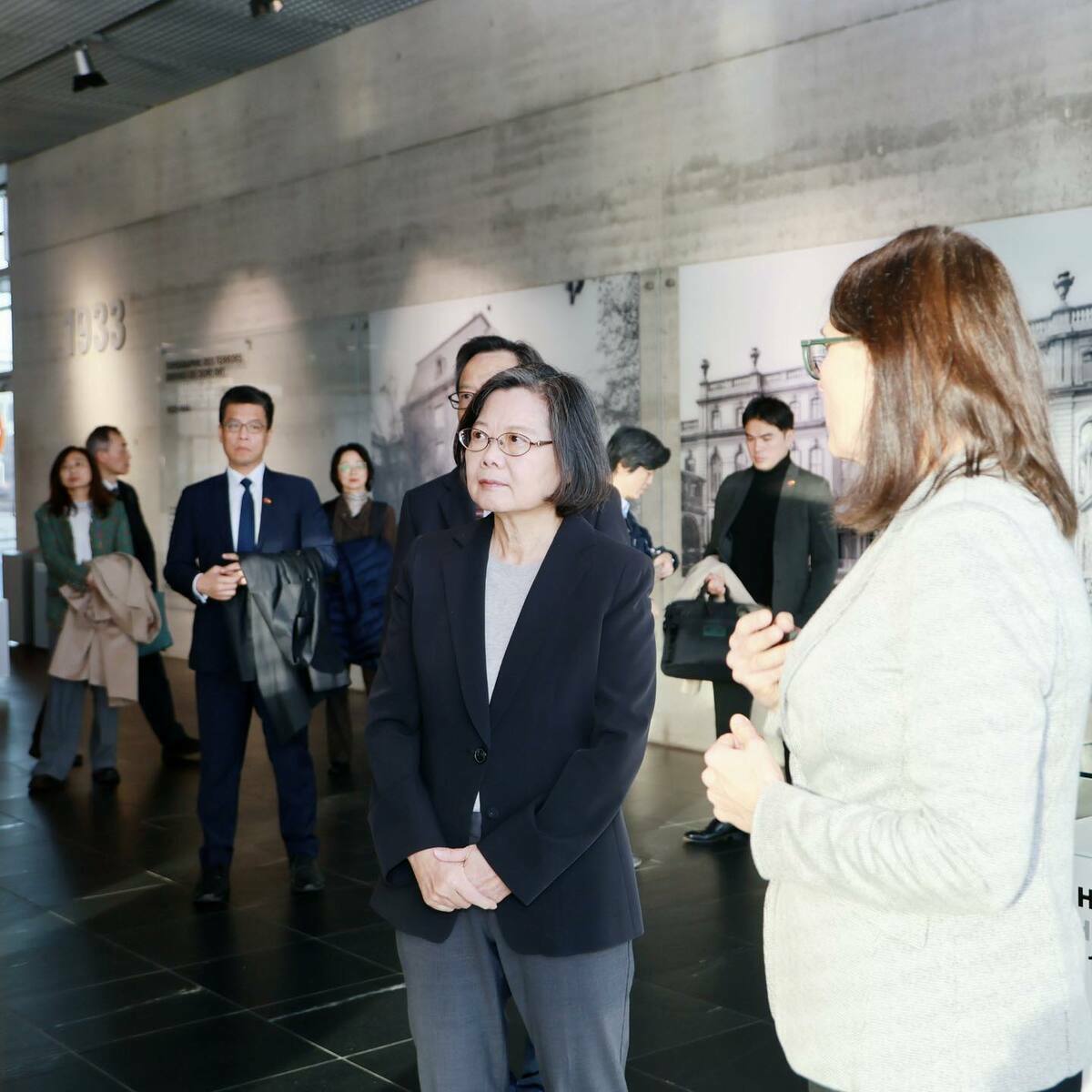 蔡英文參觀德國「恐怖地形圖博物館」。 圖：翻攝自蔡英文臉書