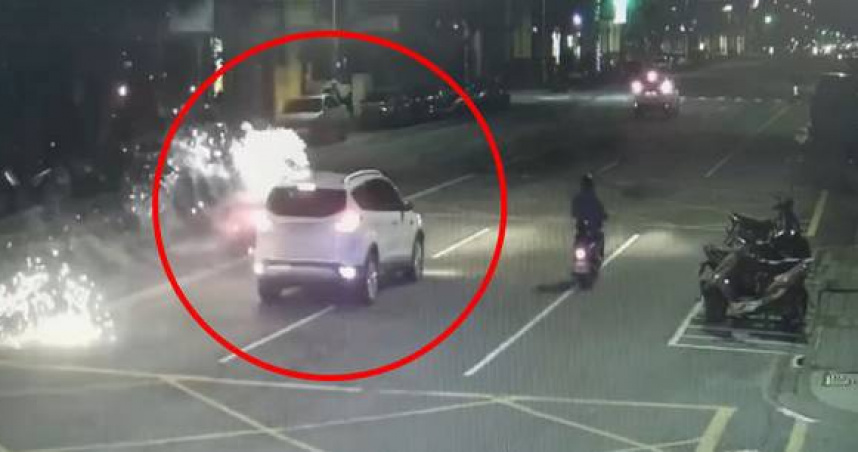 高雄自小客車沿路放鞭炮，嚇壞其他用路人。 圖：翻攝畫面