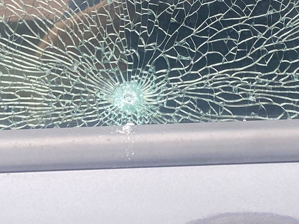 高雄市劉姓男子13日發現自小客車車窗受損，警方獲報到場發現地面留有1顆鋼珠，左後車窗玻璃有裂痕但未貫穿，目前員警已鎖定特定對象持續追查中。（高雄市政府警察局旗山分局提供）中央社記者張已亷傳真　114年11月13日