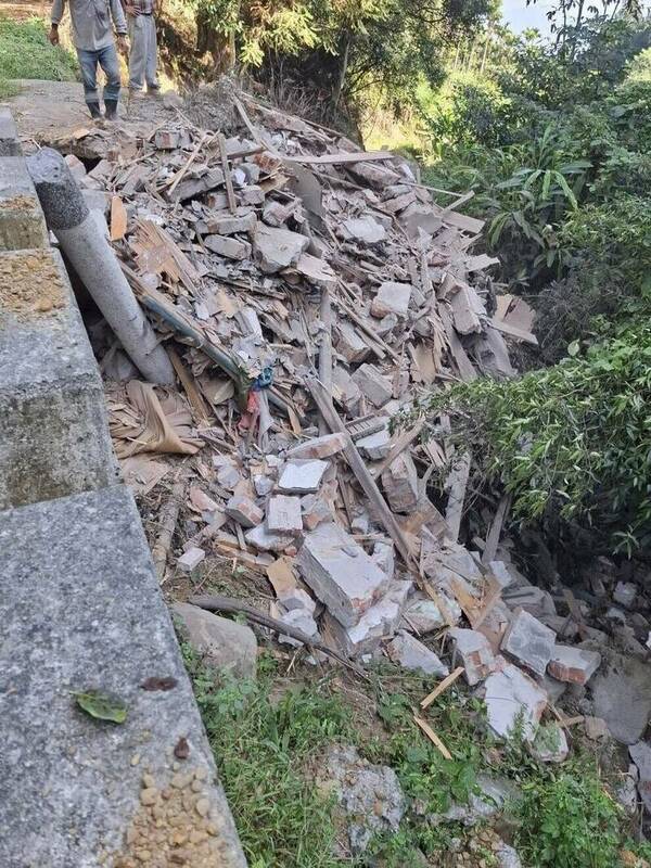 南投山區出現超過15噸廢棄物遭亂倒。 圖：民眾提供