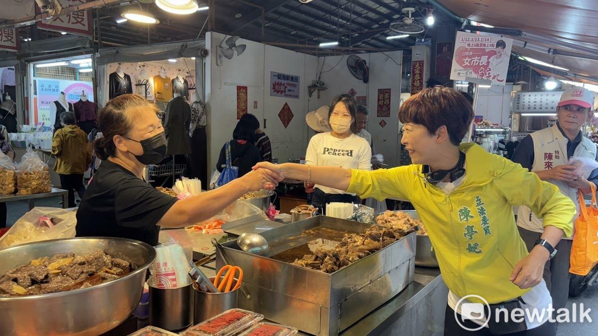 民進黨立委陳亭妃展開第一場初選行動「婆婆、媽媽、姐姐、妹妹站出來」，正式啟動「菜市場女力行動」。陳亭妃將陸續走入台南37個行政區的傳統市場，與攤商、媽媽、市民逐一握手寒暄，傾聽心聲、凝聚力量。陳亭妃笑說：「姐姐妹妹站出來，這一次，我們一起寫歷史，讓女力來改變台南！」 圖：陳亭妃服務處提供