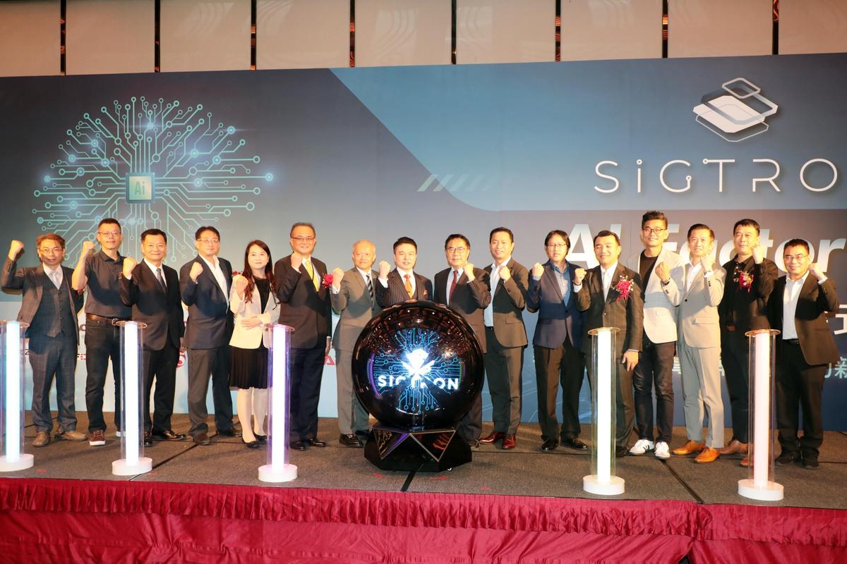 希格諾科技股份有限公司今日宣布攜手美超微電腦股份有限公司（Supermicro）、敦陽科技股份有限公司、茂綸股份有限公司、數位無限軟體股份有限公司及合通企業股份有限公司等企業，共同啟動「新一代 SiGTRON AI 工廠建置計畫」，為台灣首座具備高階算力能力的基地，今日下午舉行簽約啟動儀式。 圖：台南市政府提供