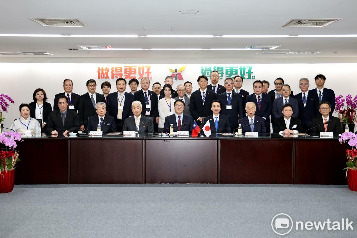 日本山形市長佐藤孝弘與議長丸子善弘共同率訪團一行36名蒞府拜會台南市長黃偉哲。山形市與台南市於2017年締結友誼市以來，交流頻繁，雙方首長多次互訪。此次訪團除山形市政府、山形市議會及山形商工會議所外，亦有山形縣日華親善協會及山形商工界貴賓同行，再度展現對台南深厚情誼。 圖：台南市政府提供