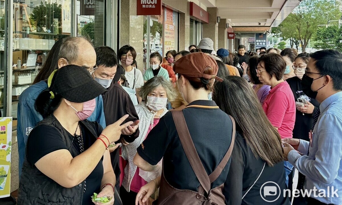 大立百貨週年慶起跑，消費者在營業時間開始前即萬頭鑽動。 圖：孫家銘／攝