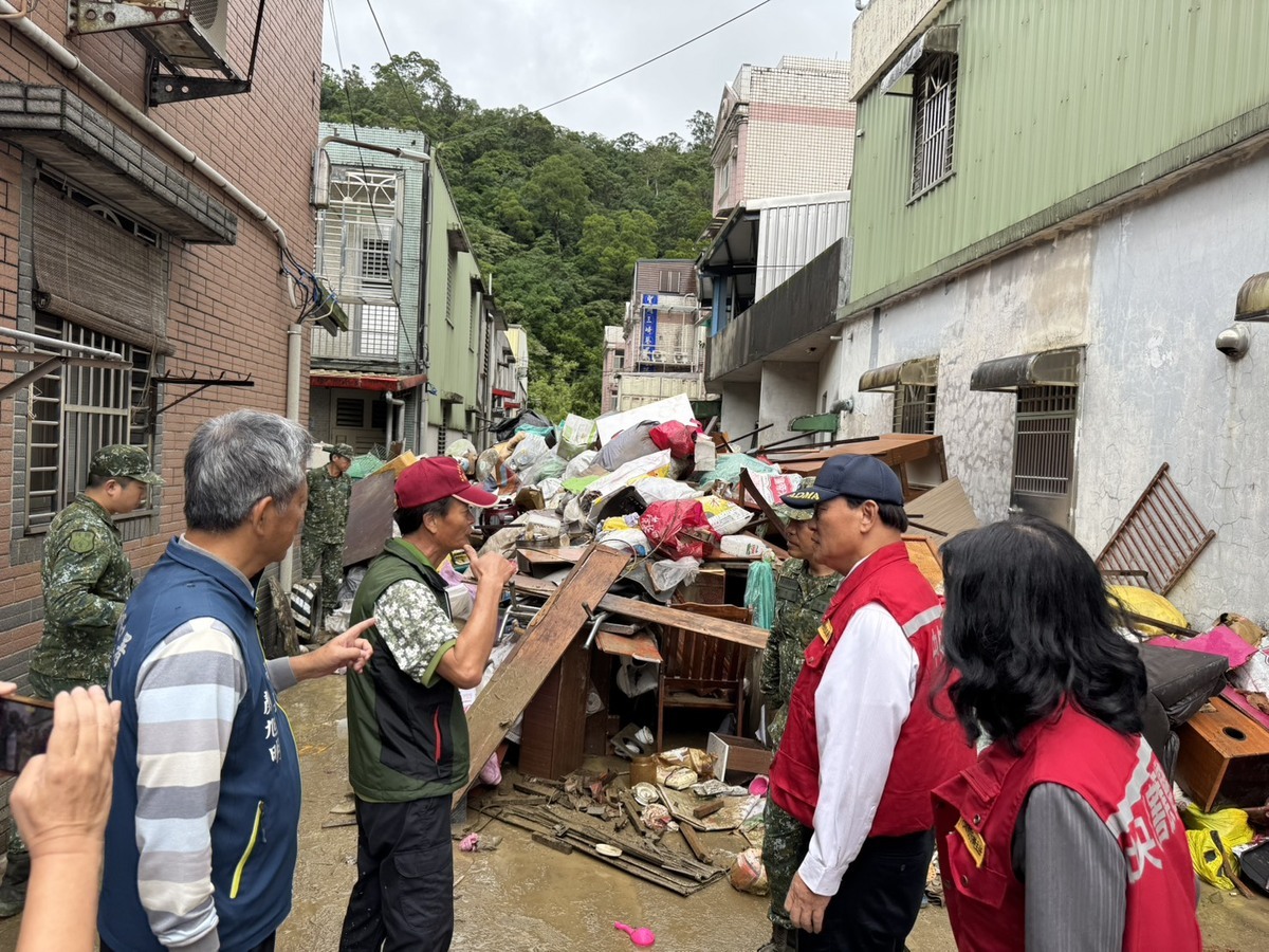 行政院政務委員季連成親自現勘宜蘭各項災後復原重建，關切聖湖里聖湖新村及聖愛里於社區內堆置大型家具、電器垃圾與泡水車輛的處置 圖：行政院提供