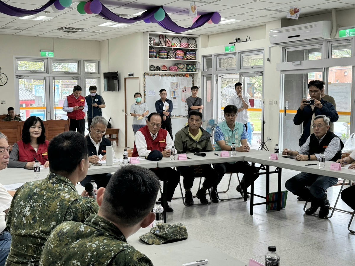 行政院政務委員季連成前往宜蘭縣蘇澳鎮前進指揮所聽取救災進度。 圖：行政院提供