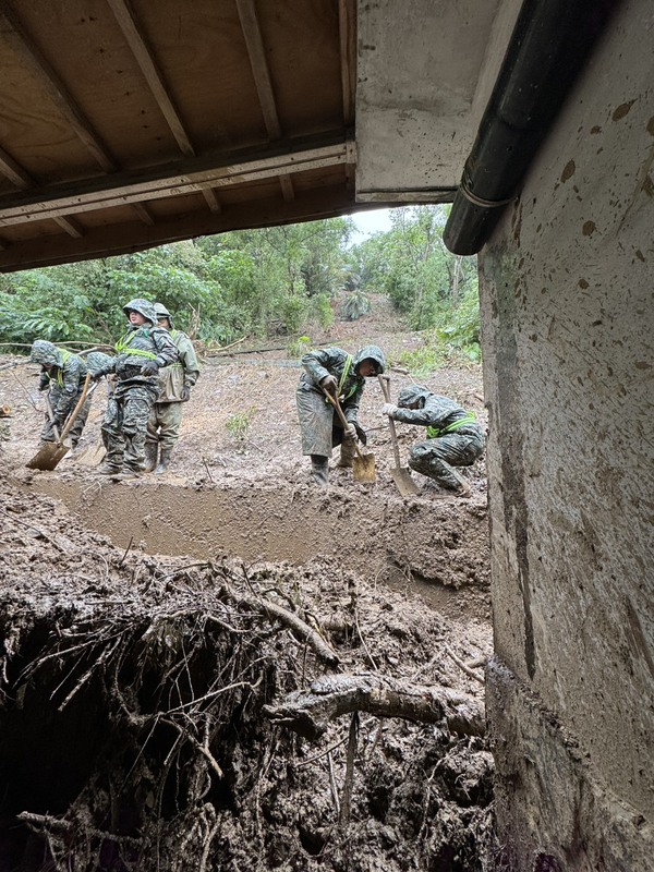 鳳凰颱風共伴東北季風，造成宜蘭災情。國軍蘭陽部指揮部設置前進指揮所，協助災後復原。 圖：行政院提供