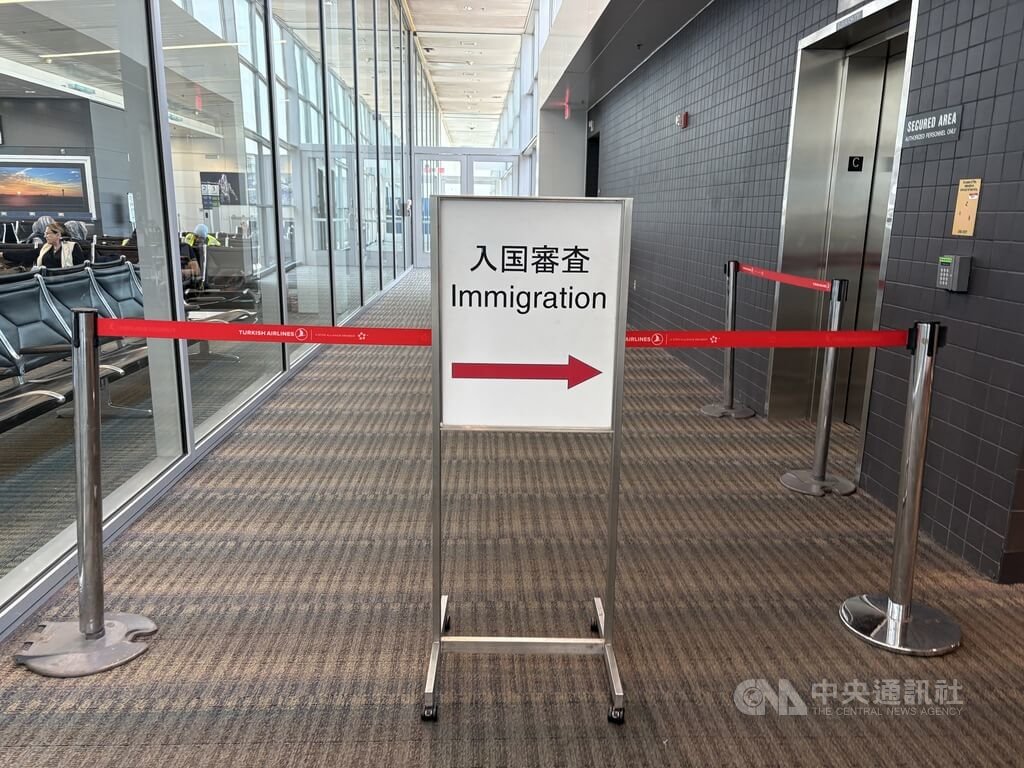 華盛頓郵報報導，美國已將肥胖、癌症及糖尿病等列為拒發移民簽證的理由。圖為華盛頓杜勒斯國際機場告示，攝於6月11日。中央社記者鍾佑貞華盛頓攝　114年11月14日 圖：中央社提供