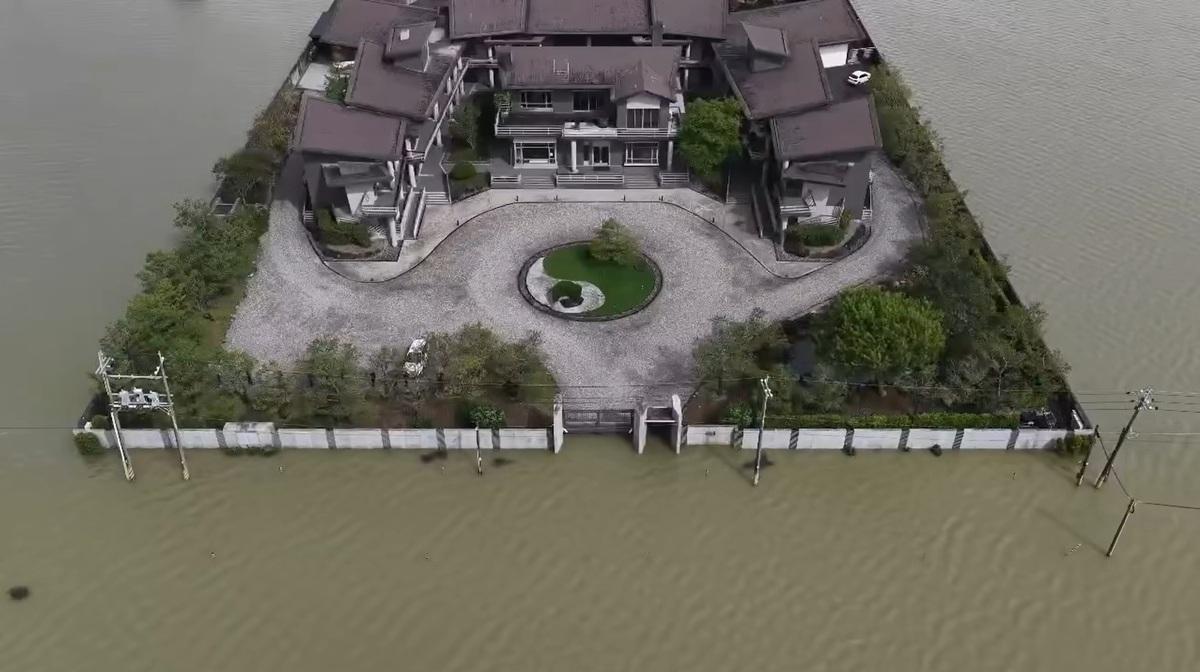 宜蘭冬山泉月樓行館因適時啟動防水閘門，在鳳凰颱風超大豪雨之下免去被淹命運，成功擋住洪水的孤島照意外爆紅。 圖：翻攝自宜蘭冬山泉月樓行館 Apex Villa粉專