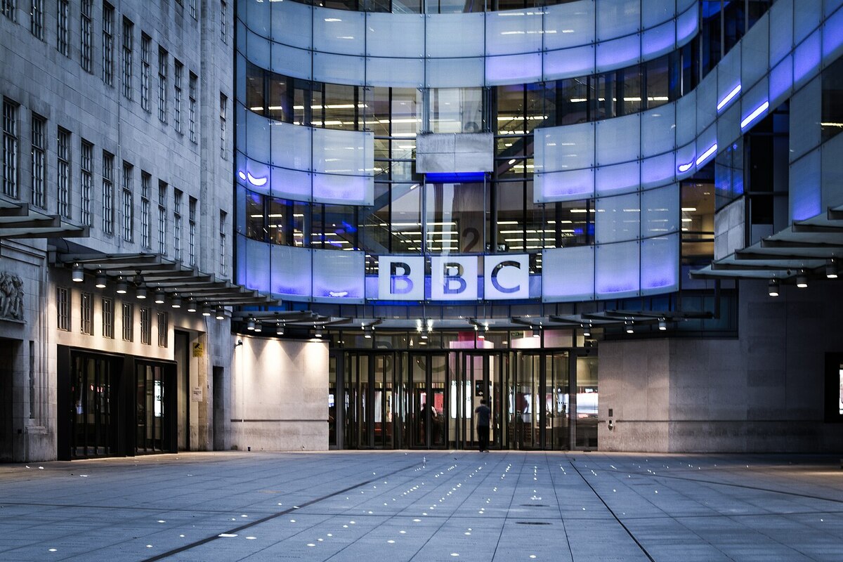 BBC13日晚間為新聞節目誤導性剪輯美國總統川普一事，發表聲明致歉，但強調當時並非「刻意」透過剪輯形塑觀眾對川普的錯誤印象。 圖：翻攝自維基百科