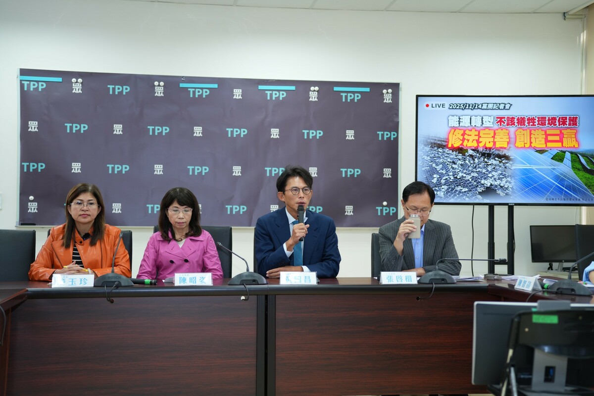 民眾黨團總召黃國昌（右2）、副總召張啓楷（右1）、幹事長陳昭姿（左2）、立委麥玉珍（左1）。 圖：民眾黨團 / 提供