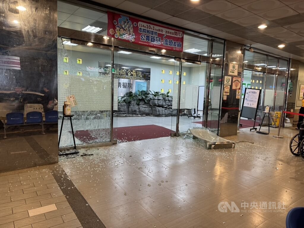 張姓男子13日晚間到台中澄清醫院平等院區，持鐵鎚毀損大門玻璃後騎機車逃逸，警方循線逮人法辦。（翻攝照片）中央社記者蘇木春傳真 114年11月14日