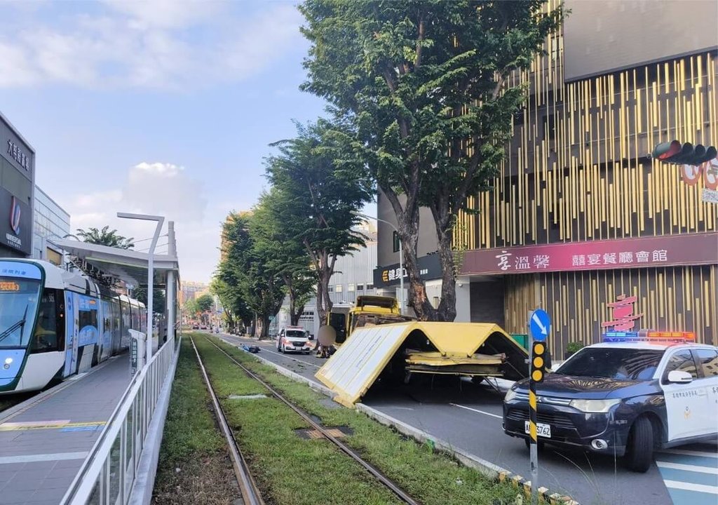 高雄1輛大貨車14日行經苓雅區大順三路時，車箱擦撞右側路樹崩塌分解，波及同向陳姓機車騎士，致陳男擦挫傷送醫，警方初判大貨車駕駛未注意車前，詳細肇因待釐清。（高市苓雅警分局提供）中央社記者洪學廣傳真　114年11月14日