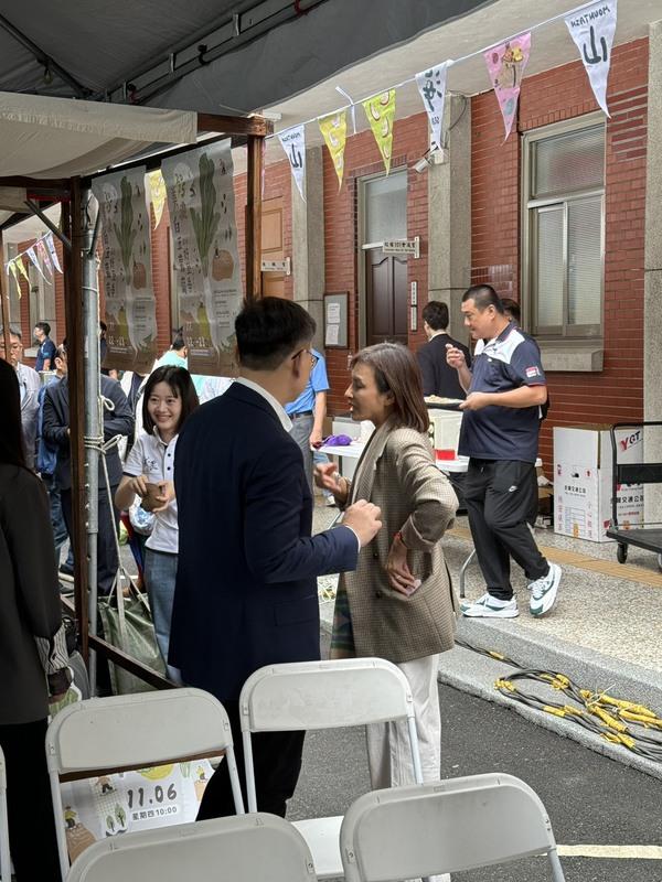 綠委邱議瑩辦活動，同樣角逐初選的賴瑞隆卻緊黏不捨，似乎引起邱議瑩不滿。 圖：金大鈞/攝