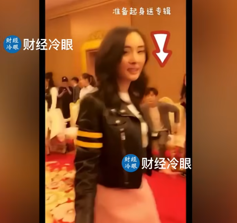 最近在多個社群媒體上出現了一則影片，片中楊冪疑似在于朦朧要出場的時候拍掉手機。 圖：翻攝自YouTube頻道《財經冷眼》