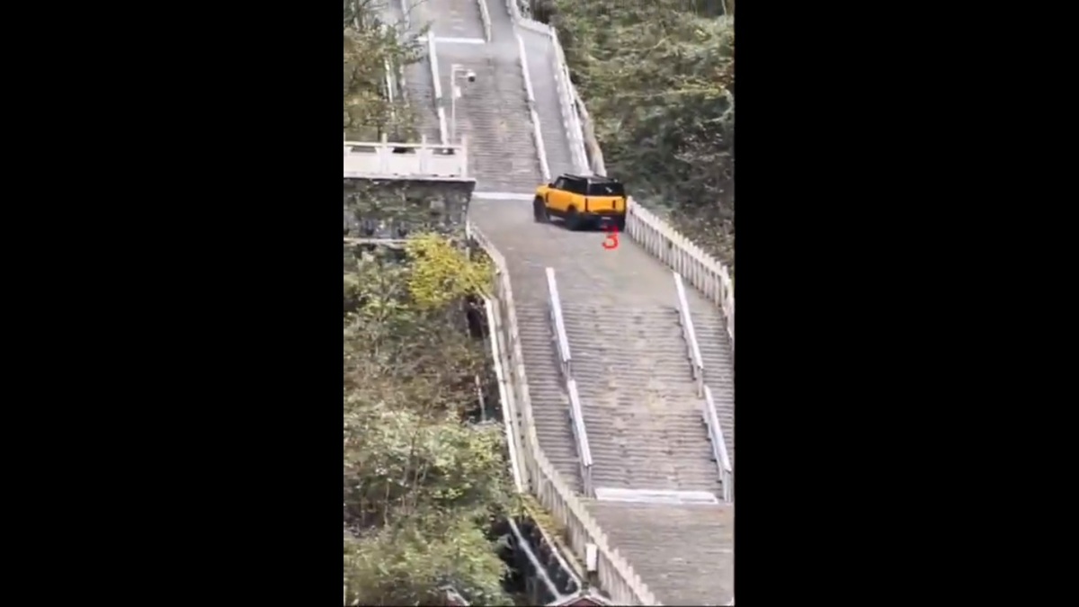 當地時間 12 日，中國奇瑞汽車發起「天梯挑戰」，試圖讓旗下汽車爬上 300 公尺長的天梯，但卻挑戰失敗，撞壞路旁護欄。 圖：擷取自 @whyyoutouzhele X 分享影片