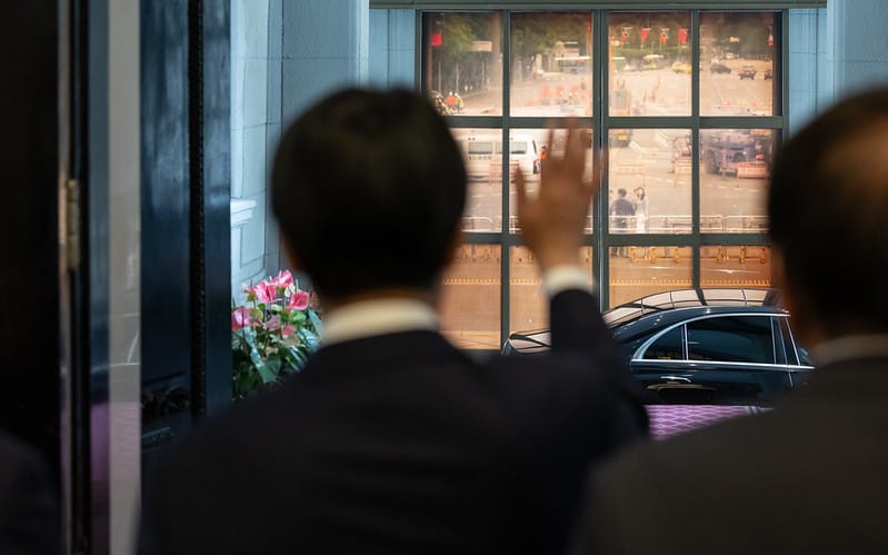 賴清德向聖克里斯多福及尼維斯聯邦總理德魯（Terrance Drew）的車隊揮手。 圖：總統府提供