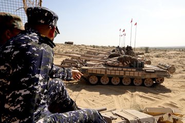 印度武裝部隊近期舉行「三叉戟」聯合演習，對印軍在沙漠地區的作戰能力，以及國產無人機、反無人機系統進行測試。隨後，印軍將部隊部署在印巴邊境地區，試圖對巴基斯坦進行軍事威懾。 圖：翻攝自 @SpokespersonMoD X 帳號