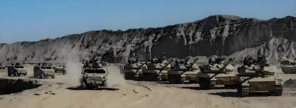 巴基斯坦軍方也開始集結武裝力量並部署至印巴邊境，與印軍對峙。圖為準備開往邊境的巴基斯坦坦克與裝甲車。 圖：翻攝自 騰訊網 亞太風雲