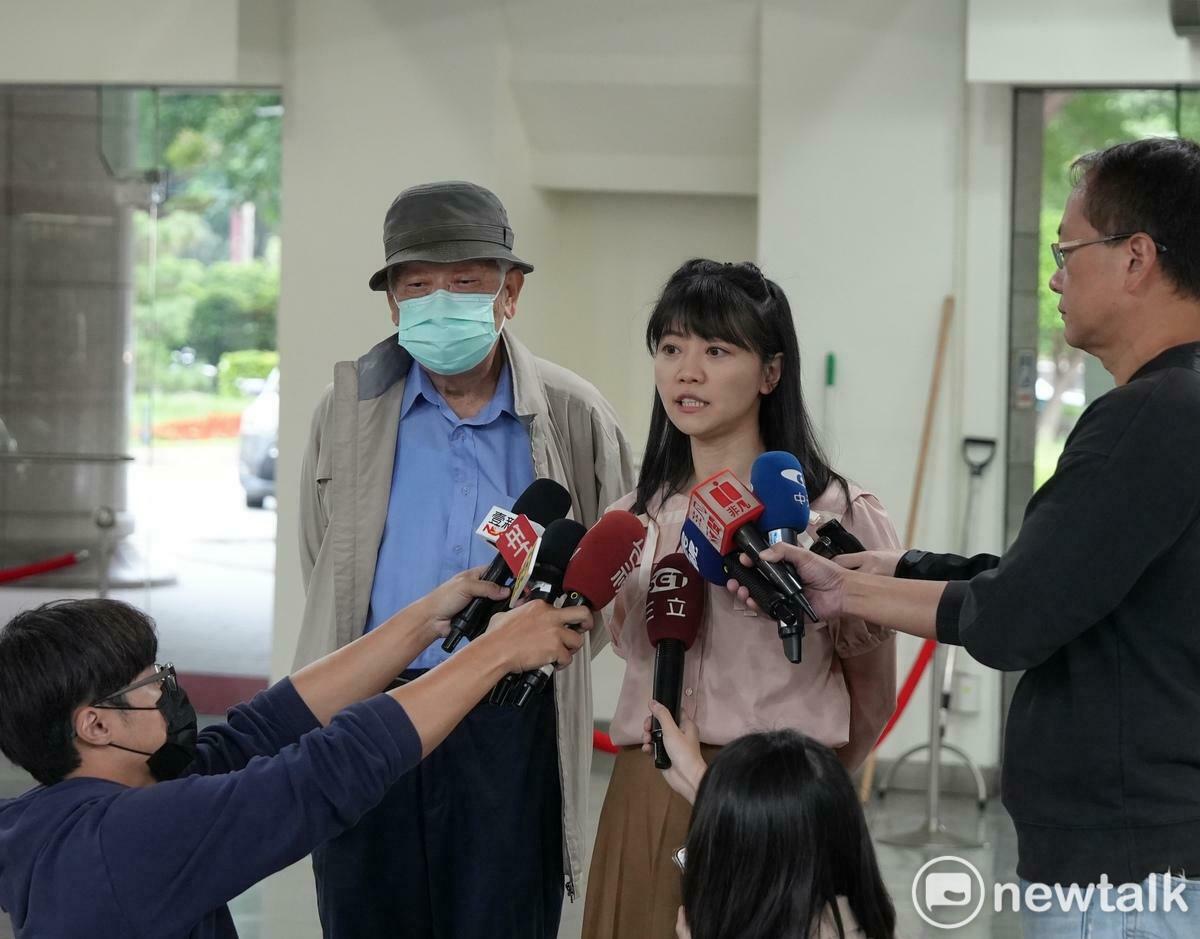 民進黨前立委高嘉瑜（右）今陪同76歲投訴人（左）召開記者會。 圖：周煊惠 / 攝