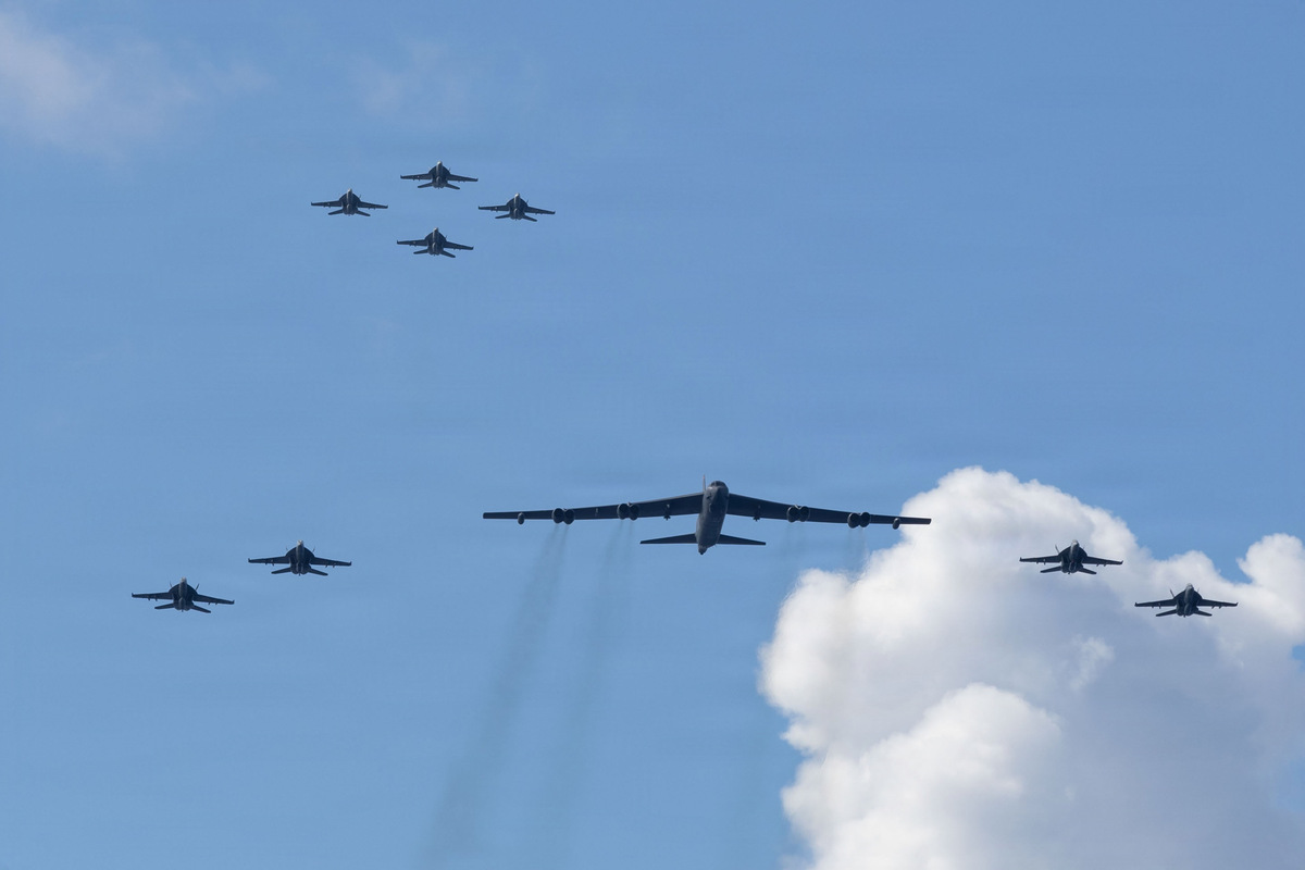 隸屬第31、37、87與213打擊戰鬥機中隊的八架F/A-18E/F「超級大黃蜂」，與一架美國空軍B-52共同以聯合部隊編制執行任務。 圖：翻攝自 X @ianellisjones