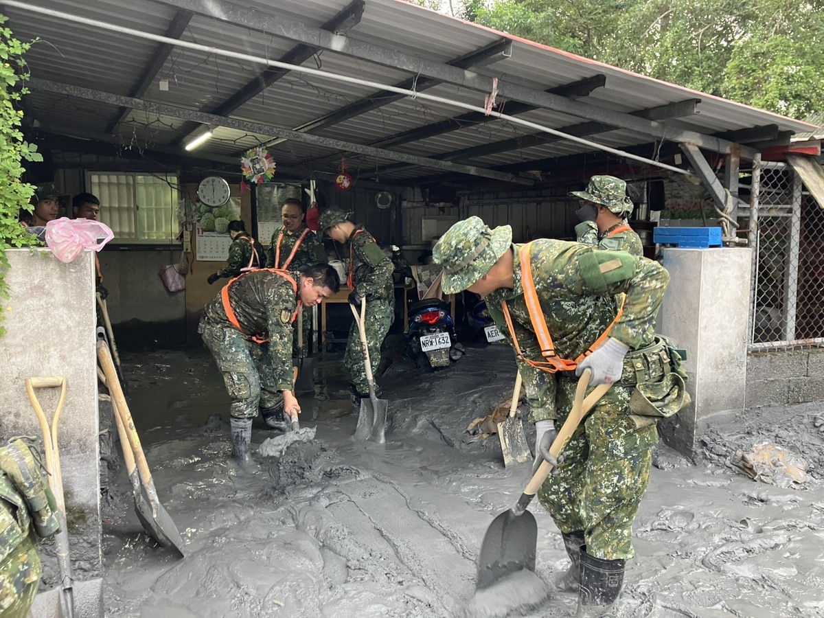 近400名國軍投入花蓮災後家園清理作業。 圖：花蓮縣政府提供
