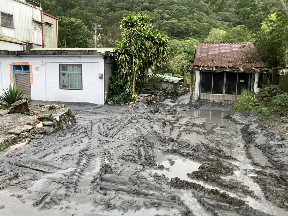 溪水暴漲造成下游地區多處受洪水衝擊，遍地淤泥。 圖：花蓮縣政府提供