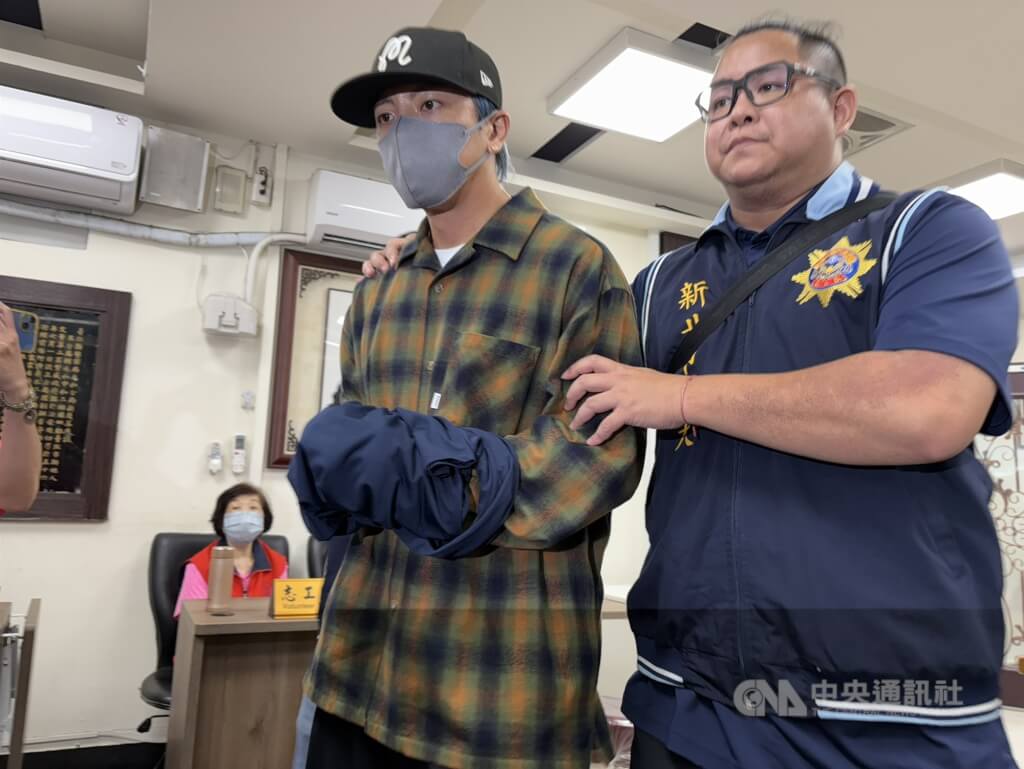 藝人閃兵案延燒，檢警10月22日拘提Energy團員坤達（前左）到案。（中央社檔案照片）