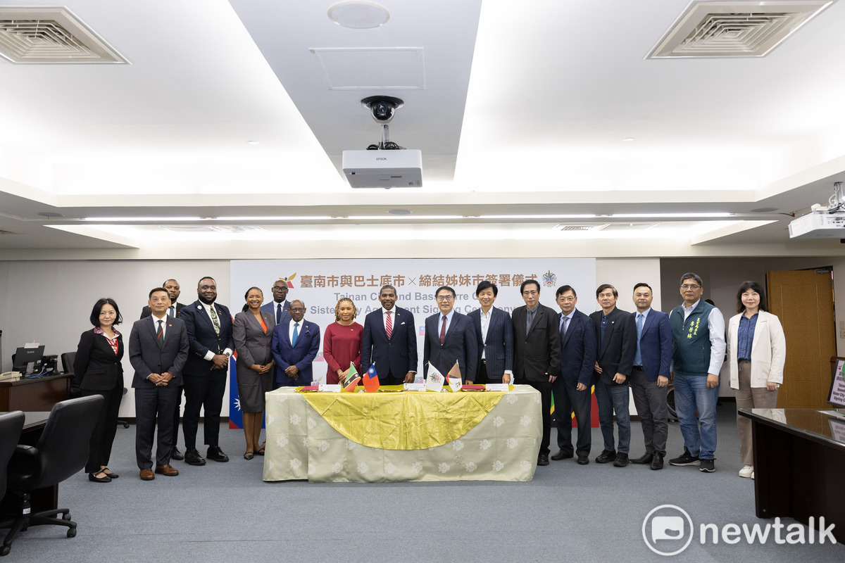 邦交國聖克里斯多福及尼維斯聯邦總理德魯與總理夫人普琳絲率團到訪台南，黃偉哲市長偕葉澤山副市長與多位市府局處首長熱情迎接訪團。德魯總理此行見證了該國駐台大使范東亞代表巴士底市與黃偉哲市長簽署姊妹市協定。 圖：台南市政府提供
